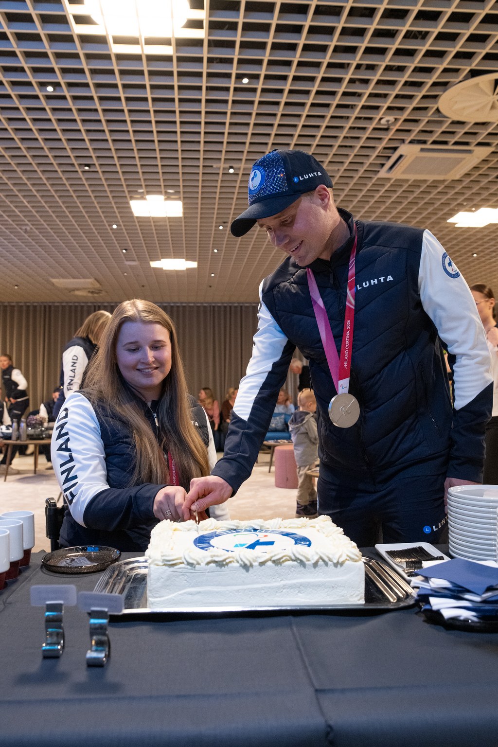 Nette Kiviranta ja Inkki Inola leikkaamassa täytekakkua.